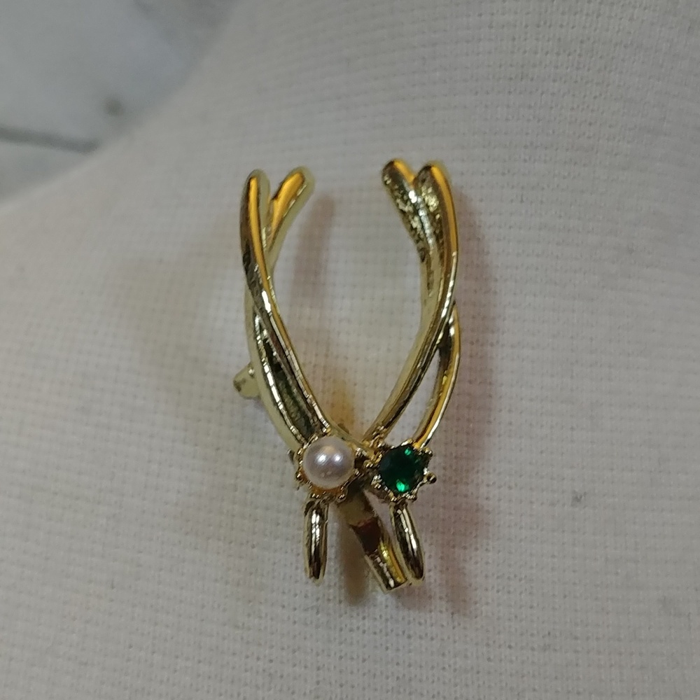 Vintage 70's Double Wishbone Gold Tone with Faux Pearl and Emerald